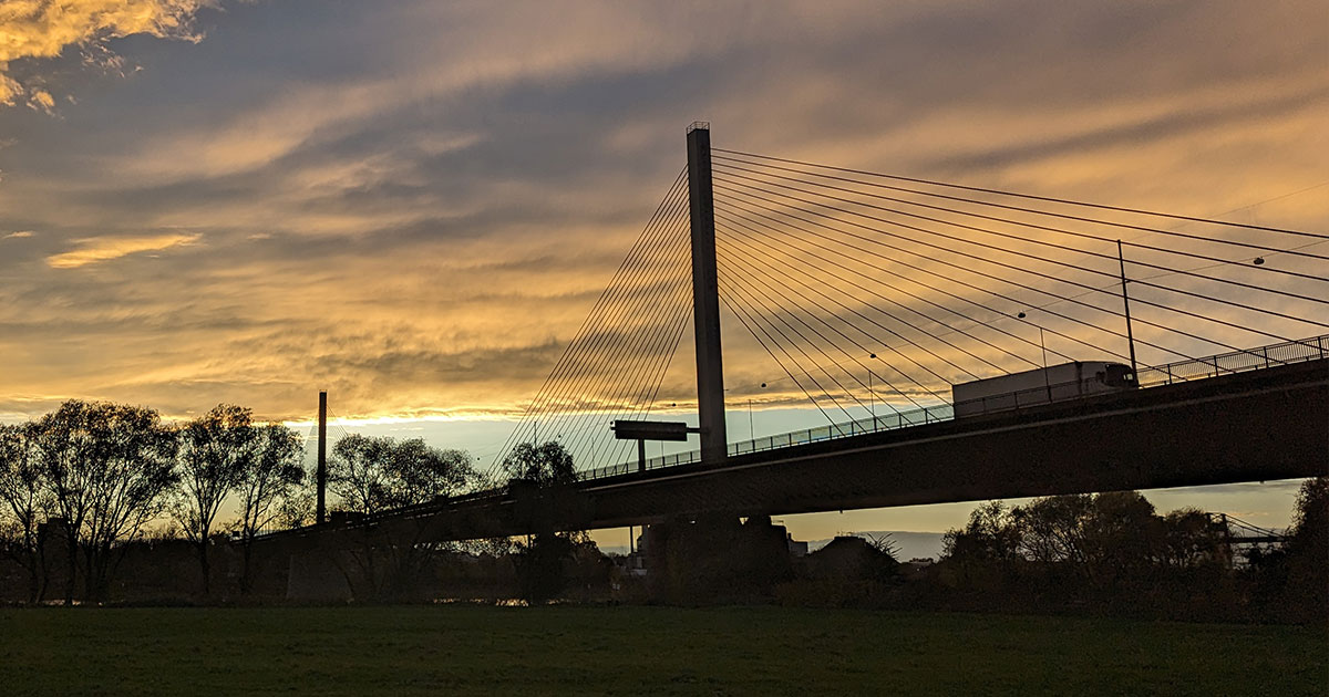 Die Nordbrücke Bonn beim Sonnenuntergang